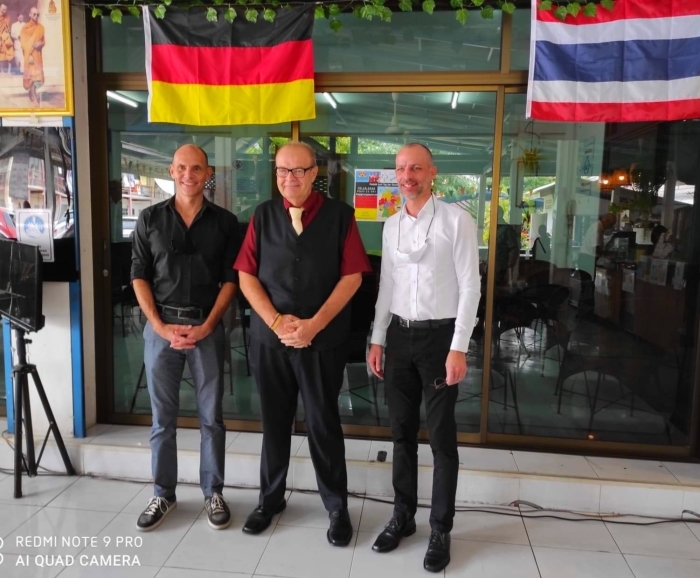 Peter Hirsekorn, Geschäftsführer des Begegnungszentrums Pattaya (M.), begrüßte als Ehrengäste den stellvertretenden deutschen Botschafter in Thailand Jan Scheer (r.) und seinen Mann Florian Nusch (l.). Fotos: BZ Pattaya