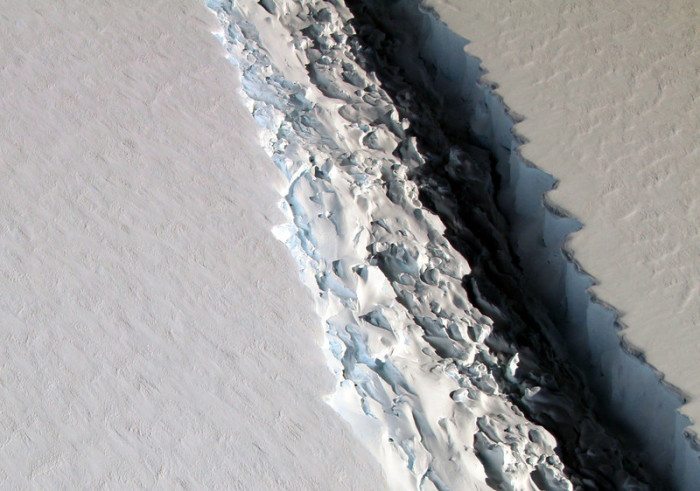 Eine Schrägansicht eines massiven Risses im Larsen-C-Schelfeis der Antarktischen Halbinsel. Foto: epa/Nasa/John Sonntag