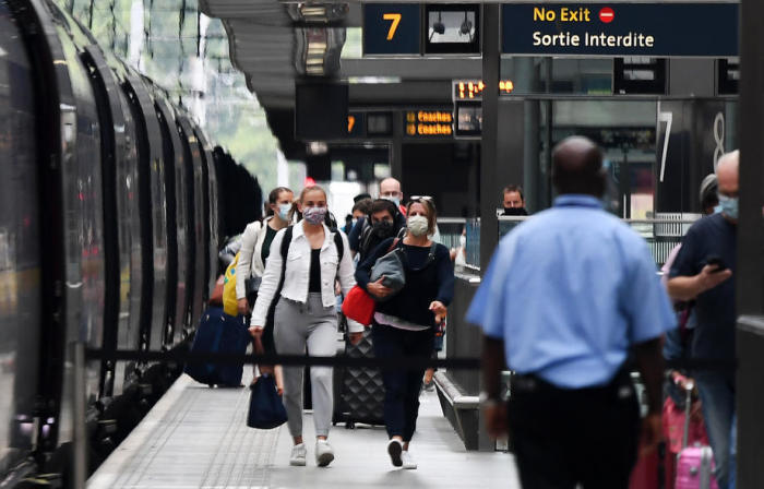 Passagiere kommen aus Paris am Bahnhof St. Pancras International in London zurück nach Großbritannien. Foto: epa/Andy Rain