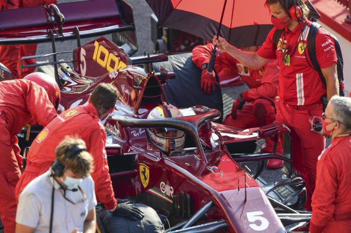 Sebastian Vettel, deutscher Formel-1-Pilot der Scuderia Ferrari, sitzt während des Formel-1-Grand Prix in seinem Auto an der Box. Foto: epa/Claudio Giovannini