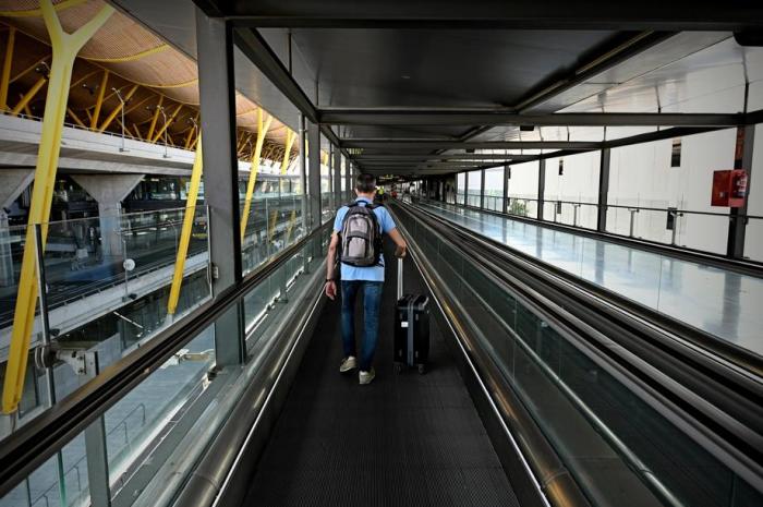 Ein Passagier auf dem Internationalen Barajas-Flughafen in Madrid. Foto: epa/Fernando Villar
