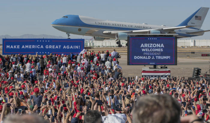 US-Präsident Donald J. Trump landet mit der Air Force One bei einer Wahlkampfkundgebung auf dem Goodyear-Flughafen in Phoenix. Foto: epa/Rick D'elia