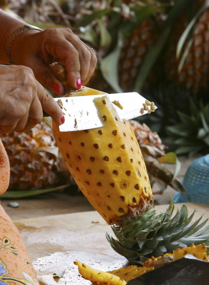 Derzeit sind die Preise für Ananas im Keller. Foto: epa/Barbara Walton
