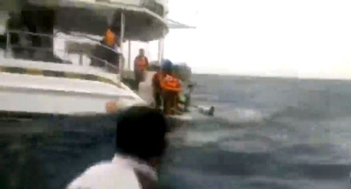Beiu stürmischer See wurden 14 spanische Touristen und sechs Crewmitglieder von einem gestrandeten Katamaran gerettet. Foto: The Thaiger