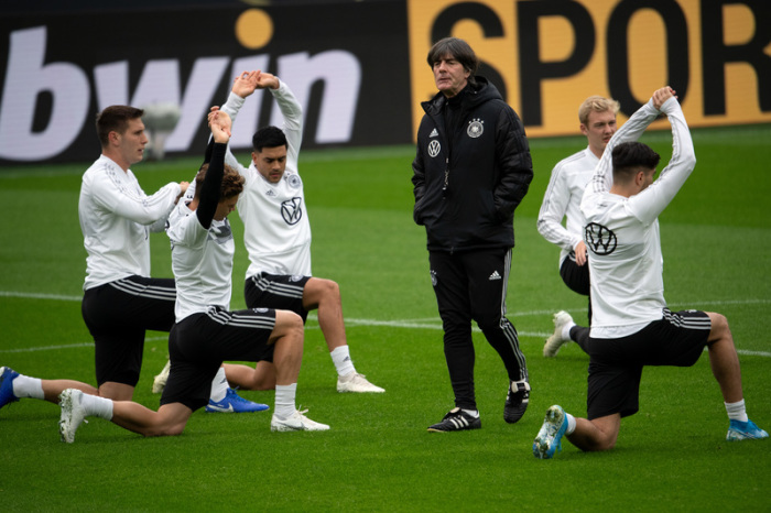 Joachim Löw, Bundestrainer, verfolgt das Abschlusstraining der deutschen Fußballnationalmannschaft. Foto: Federico Gambarini/Dpa