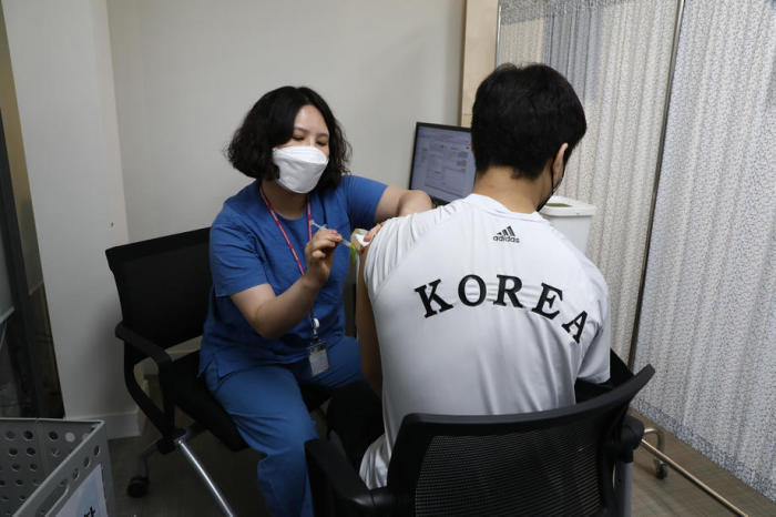 Die südkoreanische Olympiamannschaft erhält den Impfstoff Covid-19. Foto: epa/Chung Sung-jun / Pool