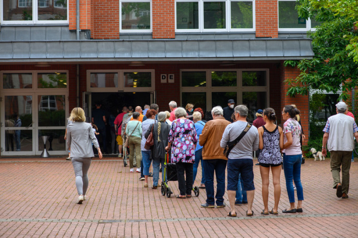 Menschen stehen in einer Warteschlange vor einem Wahllokal, um zu wählen. In Sachsen-Anhalt wird ein neuer Landtag gewählt. Foto: Klaus-Dietmar Gabbert/dpa-zentralbild/dpa
