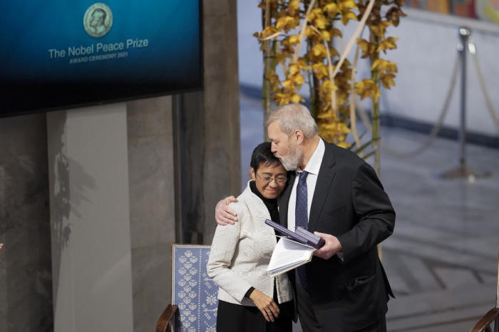 Die Journalisten Maria Ressa (L) und Dmitry Muratov (R) erhalten den Friedensnobelpreis in Oslo. Foto: epa/Cornelius Poppe