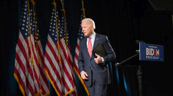 Der demokratische Kandidat Joe Biden verabschiedet sich nach einer Rede. Foto: epa/Tracie Van Auken