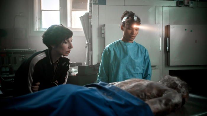 Rechtsmedizinerin (Jamila Marques (Cynthia Micas) untersucht die mumifizierte Leiche Fritz Irrgang (Klaus Grape) in dieser Szene der Folge 