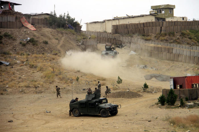 Afghanische Sicherheitsbeamte inspizieren einen Polizeistützpunkt nach einem nächtlichen Autobombenanschlag in Ghazni. Foto: epa/Sayed Mustafa