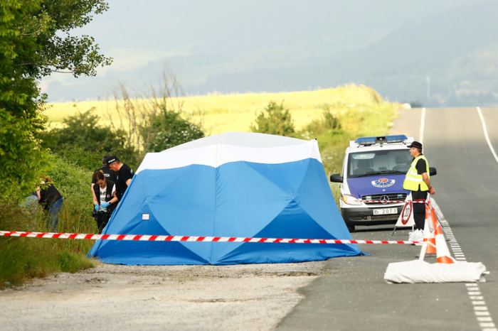 Polizisten sichern am Fundort einer Frauenleiche, nahe der Autobahn bei Asparrena, Spuren. Foto: Jesus Andrade/El Correo/dpa