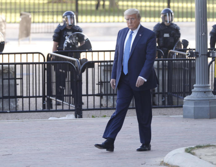 US-Präsident Donald J. Trump wird von der Nationalgarde im Rosengarten des Weißen Hauses beschützt. Foto: epa/Shawn Thew