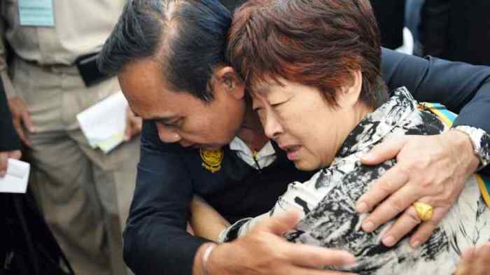 Gestern auf Phuket: Thailands Premierminister Prayut Chan-o-cha tröstet die Angehörige eines Opfers und kündigt gleichzeitig Maßnahmen gegen chinesische Touranbieter an, die thailändische Gesetze unterlaufen.