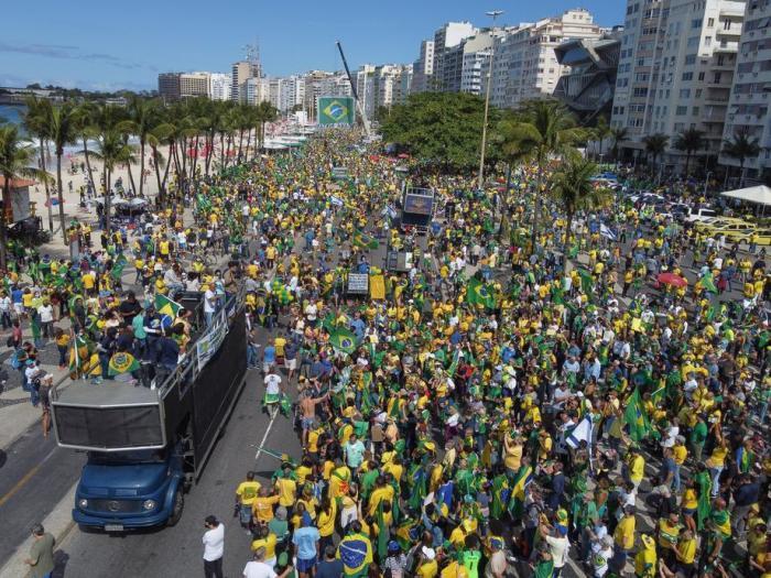 Bolsonaro-Anhänger gehen in Brasilien auf die Straße, um die elektronische Stimmabgabe abzulehnen. Foto: epa/Andre Coelho