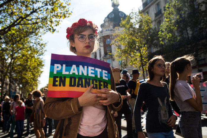 Umweltaktivisten demonstrieren in Paris am 8. September 2018. Foto: epa/