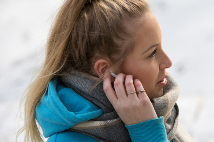 True-Wireless-Kopfhörer sind völlig kabellos und bestehen wirklich nur aus dem Ohrstöpsel an sich. Foto: Christin Klose/dpa-tmn