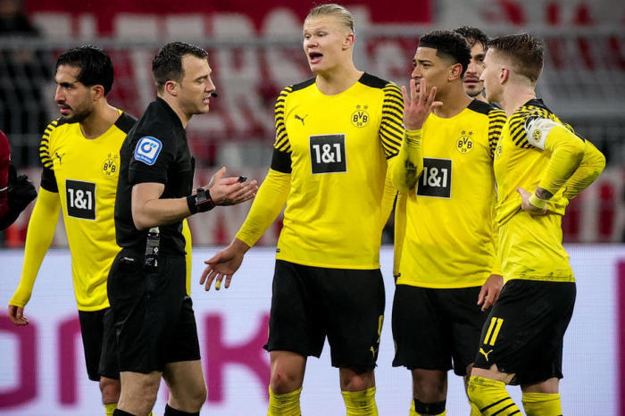 Spieler aus Dortmund streiten sich mit Schiedsrichter Felix Zwayer (2-L). Foto: epa/Friedemann Vogelfriedemann Vogel