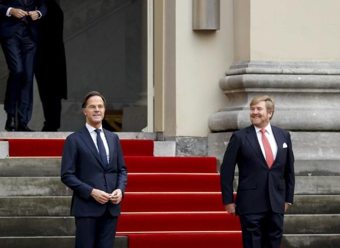 Ministerpräsident Mark Rutte (L) und der niederländische König Willem-Alexander (R) in Den Haag. Foto: epa/Robin Van Lonkhuijsen