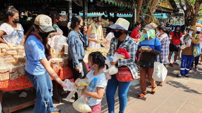 Lebensmittelverteilung an Bedürftige in Pattaya im vergangenen Jahr. Foto: Jahner