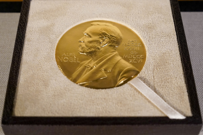 Die Medaille, die dem Nobelpreisträger für Medizin, Rice, überreicht wurde, wird während einer Zeremonie in New York ausgestellt. Foto: Mary Altaffer/Pool Ap/dpa