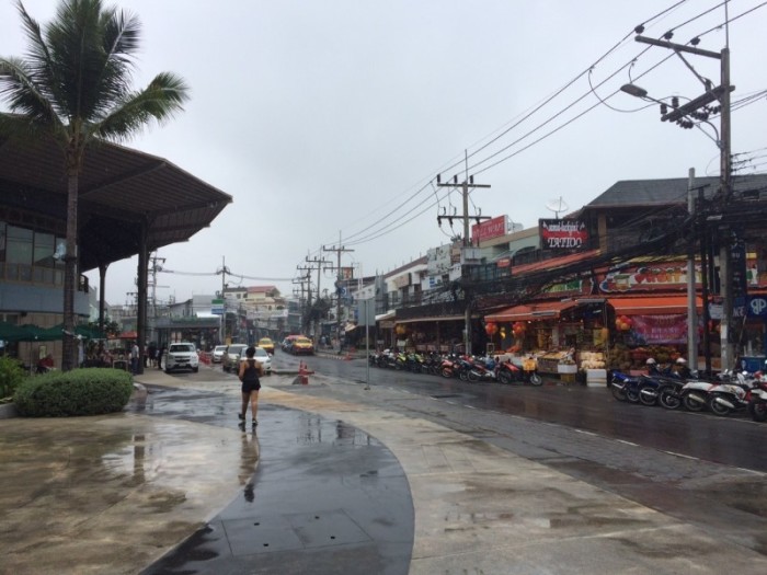 Trauriges Straßenbild in Chaweng am 26. Dezember 2017: Nicht nur der Regen vermiest die Laune vieler Tourismusunternehmer – es ist vor allem die Tatsache, die schwächste Topsaison seit vielen Jahren erleben zu müssen. Fotos: Gruber