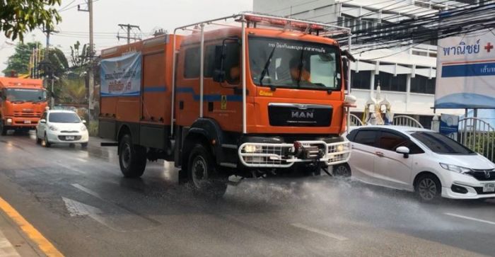 Mit Lastwagen werden in Chiang Mai desinfizierende Flüssigkeiten versprüht. Foto: Chiangmai PR