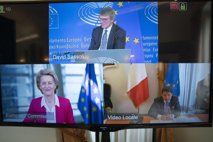 Die Präsidentin der Europäischen Kommission, Ursula von der Leyen (unten L), und den Präsidenten des Europäischen Parlaments, David Sassoli (oben), während einer Videoverbindung mit dem italienischen Premierminister Gi... Foto: epa/Filippo Attili