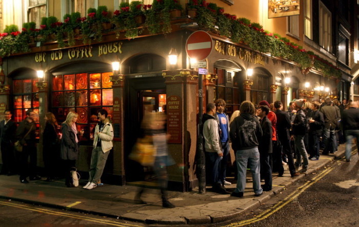 Leute stehen vor einem Pub in London. Archivfoto: epa/Andy Rain