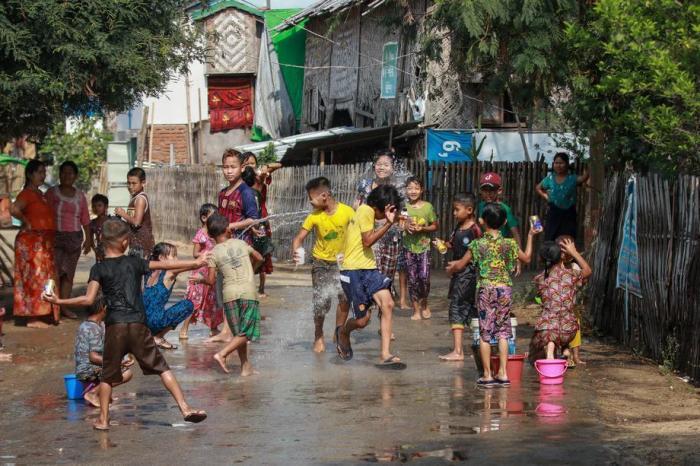 Kinder spielen mit Wasser anlässlich des Thingyan-Wasserfestes in einem Dorf in Naypyitaw. Foto: epa/Stringer
