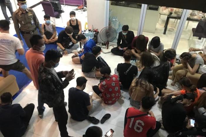 32 Personen wurden in Pattaya bei der Verletzung eines mit des Notstandsdekrets erwischt. Foto: Siamrath