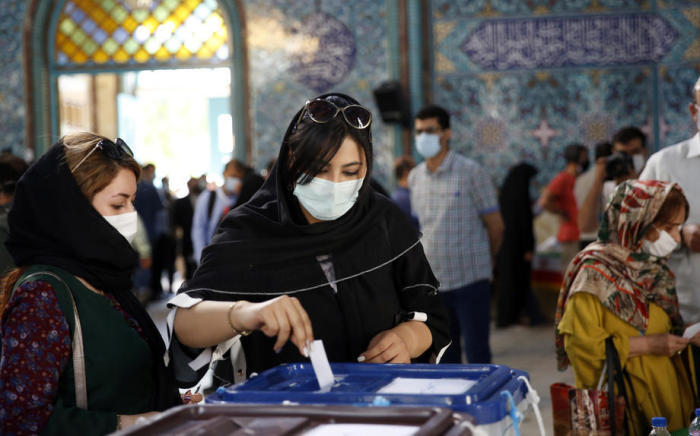 Frauen im Iran geben ihre Stimme in einem Wahllokal während der Präsidentschaftswahlen in Teheran ab. Foto: epa/Abedin Taherkenareh
