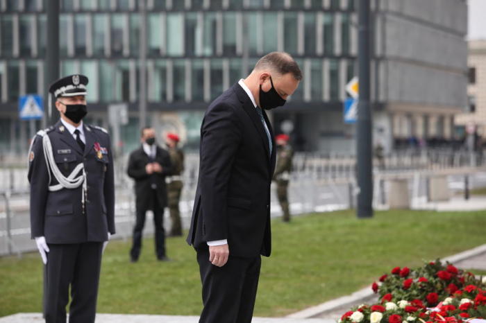 Der polnische Präsident Andrzej Duda (C) legt eine Kerze am Denkmal des ehemaligen polnischen Präsidenten Lech Kaczynski auf dem Pilsudski-Platz während der Feierlichkeiten zum 11. Jahrestag des Absturzes des Präside... Foto: epa/Leszek Szymanski