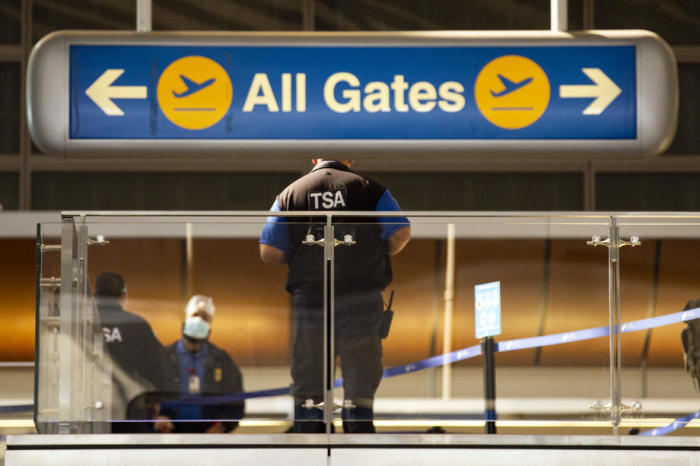 Ein TSA-Beamter kontrolliert Passagiere auf dem Tom Bradley International Airport inmitten der Coronavirus-Pandemie in Los Angeles, Kalifornien. Foto: epa/Etienne Laurent