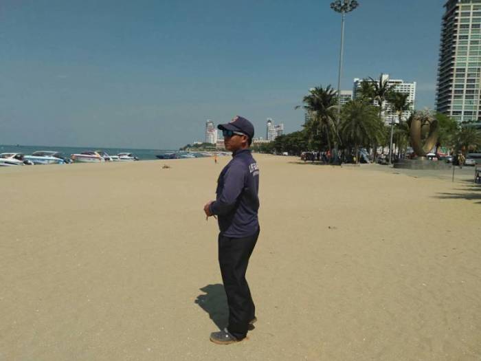 Städtischer Kontrolleur auf KOntrollgang am Strand an der Beach Road. Foto: PR Pattaya