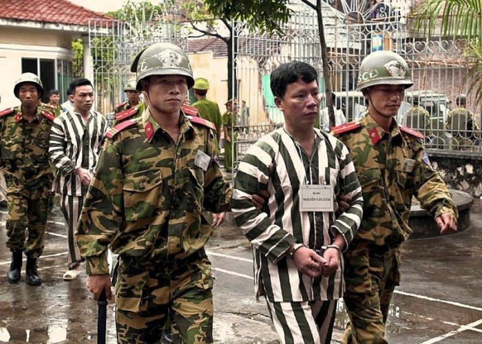 Polizisten vor dem Gerichtssaal vor der Eröffnung des bisher größten Drogenprozesses in Vietnam in der nördlichen Stadt Nam Dinh, 100 km südlich von Hanoi. Foto: epa/Vna
