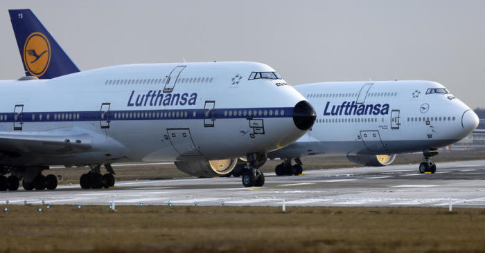 Deutsche Fluggesellschaft Lufthansa auf einer gesperrten Landebahn am internationalen Flughafen in Frankfurt am Main. Foto: epa/Ronald Wittek