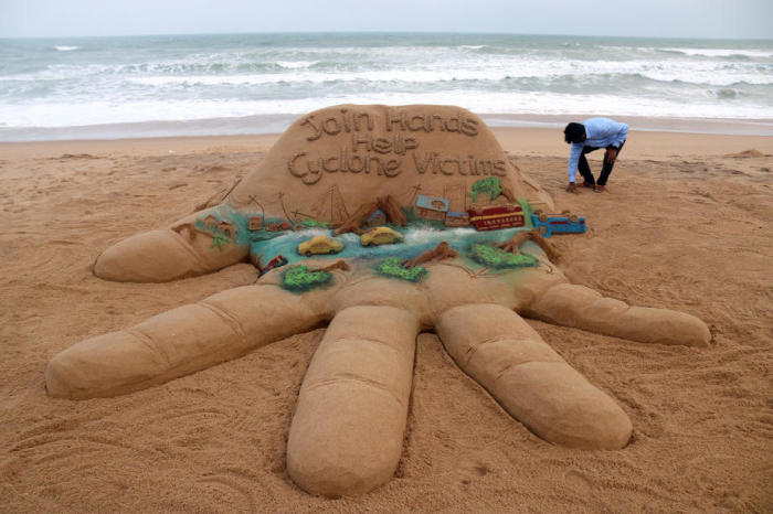 Sandskulptur des indischen Sandkünstlers Sudarsan Pattnaik zum Thema Zyklon Amphan mit der Botschaft 