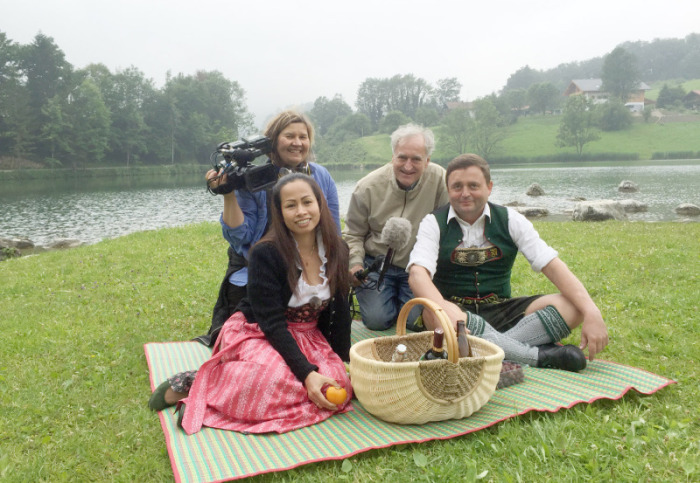 Dreharbeiten am See in Unterwössen: Siri Nieß (v. l.), Regisseur Detlev F. Neufert (h. r.), Kamerafrau Susanna Salonen (h. l.) und Bernhard Nieß (v. r.). Fotos: Detlev F. Neufert