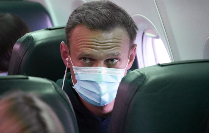 Kremlgegner Alexej Nawalny sitzt mit Mund-Nasen-Schutz in einem Flugzeug der Fluggesellschaft «Pobeda», um nach Moskau zu fliegen. Foto: Mstyslav Chernov/dpa