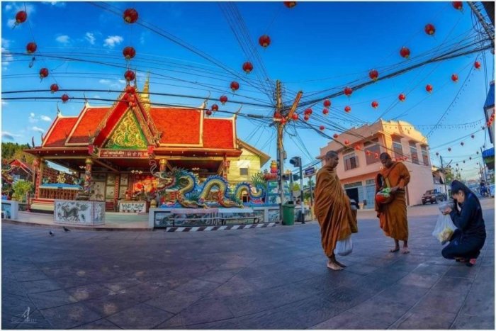 Mönche bei morgendlichen Almosengang in der Altstadt von Yasothon. Foto: The Nation