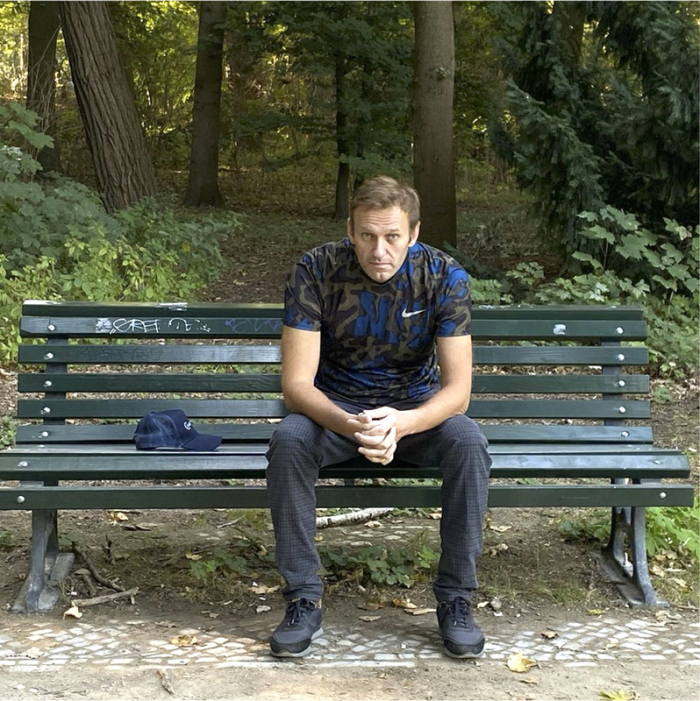 Dieses Foto, das der russische Oppositionsführer am Mittwoch, 23. September 2020 auf seinem Instagram-Account veröffentlicht hat, zeigt Alexej Nawalny auf einer Parkbank sitzen. Nach 32-tägiger Behandlung... Foto: Uncredited/Navalny/instagram/dpa