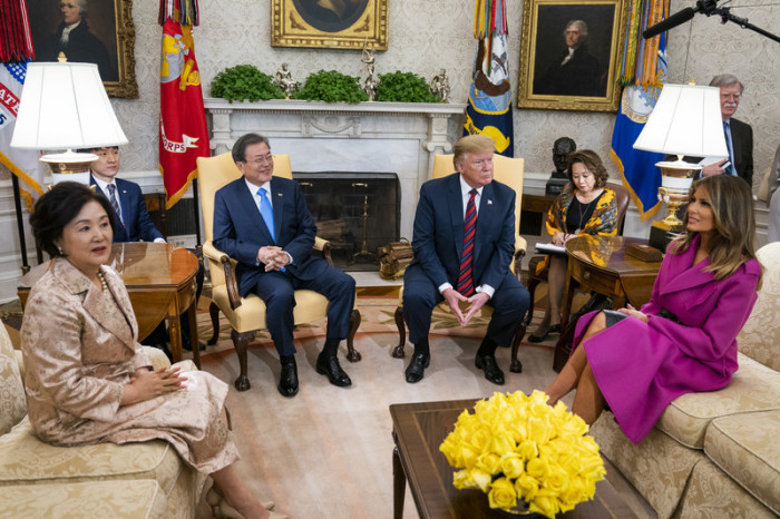 US-Präsident Donald J. Trump (M-R) begrüßt den südkoreanischen Präsidenten Moon Jae-in (M-L) im Oval Office des Weißen Hauses. Foto: epa/Jim Lo Scalzo