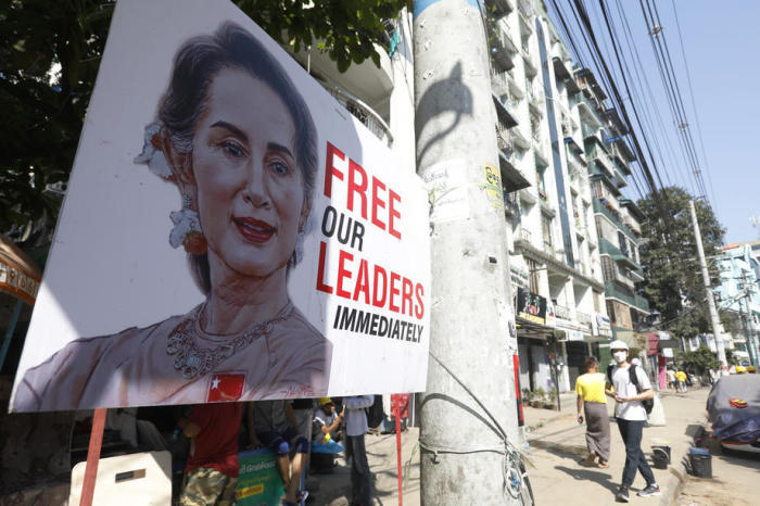 Ein Transparent, das die Freilassung der inhaftierten zivilen Führerin Aung San Suu Kyi fordert, wird während einer Demonstration gegen den Militärputsch in Yangon auf der Straße gezeigt. Foto: epa/Nyein Chan Naing