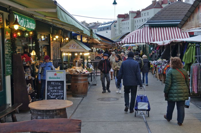 Touristen auf dem Wiender Naschmarkt. Foto: epa/Efe/MAURITZ ANTIN