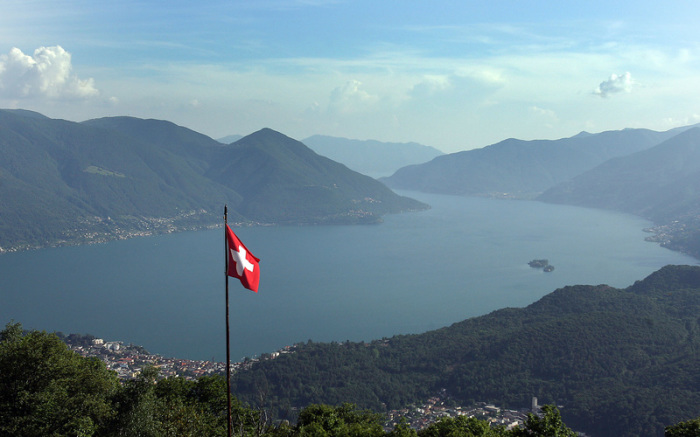 Blick auf den Lago Maggiore. Er gehört zu drei oberitaliensichen Seen, die in der ZDF-Dokumentation «Seen-Sucht nach Süden. Die oberitalienischen Seen» am 11.07.2019 vorgestellt werden. Foto: Oliver Berg/Dpa