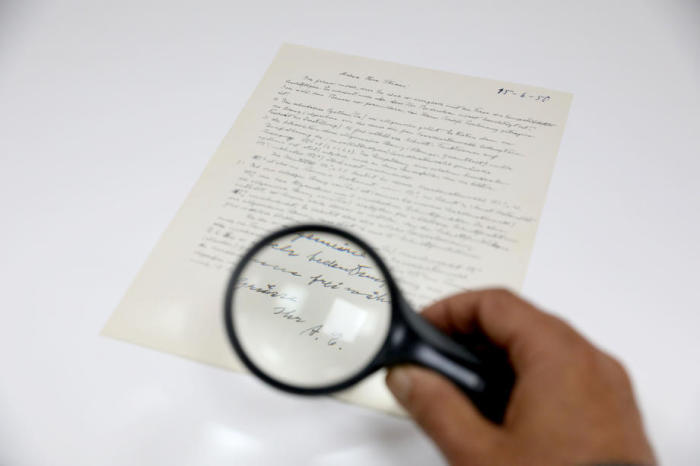 Ein Brief von Albert Einstein wird in Jerusalem versteigert. Foto: epa/Abir Sultan