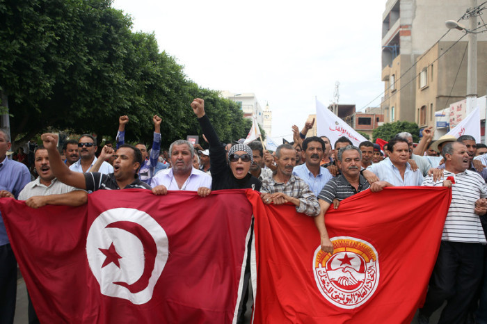 Demonstranten rufen Parolen während einer Beerdigung von Anis Salhi, Offizier der tunesischen Nationalgarde, in Sidi Bouzid. Foto: epa/Str