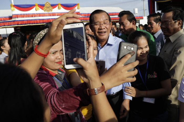 Kambodschas Ministerpräsident Hun Sen (M.). Foto: epa/Mak Remissa