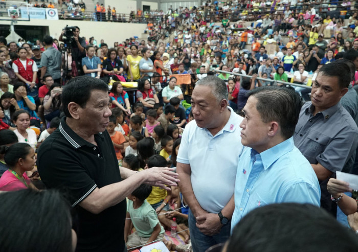 Der philippinische Präsident Rodrigo Duterte (l.) trifft auf Dorfbewohner, die aus einem Erdrutsch in der Stadt Naga in der Provinz Cebu evakuiert wurden. Foto: epa/Ppd/KING RODRIGUEZ